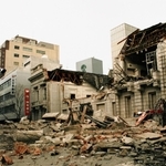 【１９９５年】阪神・淡路大震災で倒壊した第一勧業銀行神戸支店＝１９９５年１月１７日