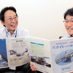 当時の資料を手に、スカイレール開発の思い出を語り合う神戸製鋼所の小屋和弥さん（左）と大杉仁さん＝神戸市中央区脇浜海岸通２