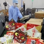 節分に向け、フル生産が続く福豆＝１９日午前、神戸市長田区神楽町２、吉田ピーナツ食品（撮影・長嶺麻子）