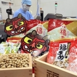 節分に向け、フル生産が続く福豆＝１９日午前、神戸市長田区神楽町２、吉田ピーナツ食品（撮影・長嶺麻子）