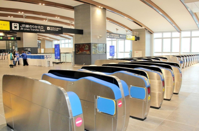 北陸新幹線敦賀駅に並ぶ１９通路の改札機。在来線特急との乗り継ぎ用に大量に設置された＝１日午前、福井県敦賀市