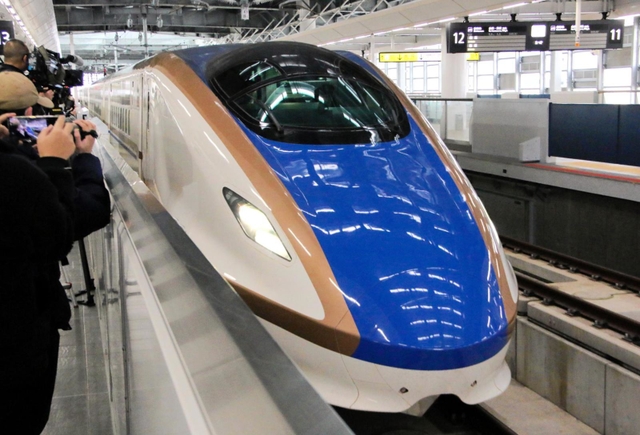 ＪＲ敦賀駅の新幹線ホームに入線する試乗会用車両「Ｗ７系」＝１日午前、福井県敦賀市