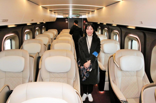 北陸新幹線の試乗会用車両「Ｗ７系」内のグランクラス＝１日午前、福井県内