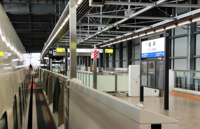 １面２線しかなく、国内の新幹線で最小の北陸新幹線福井駅＝１日午後、福井市