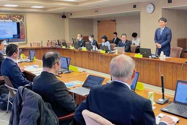 兵庫県の経済・雇用戦略について産学の代表者らが意見交換した会議＝県庁