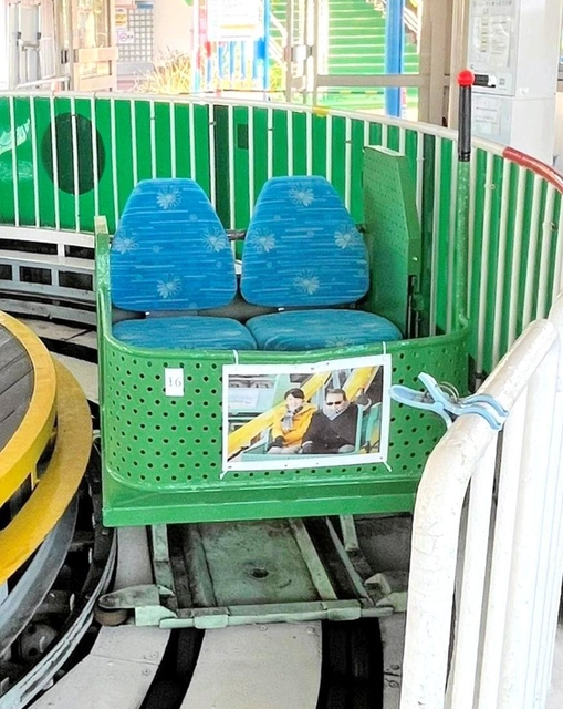 10日に営業を再開するカーレーター。シートに山陽電車の座席を採用するが、乗り心地の悪さは「健在」だという（須磨浦山上遊園提供）