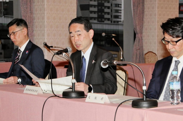 関西３空港懇談会幹事会の内容について説明する関西経済連合会の関総一郎専務理事ら（中央）＝大阪市北区