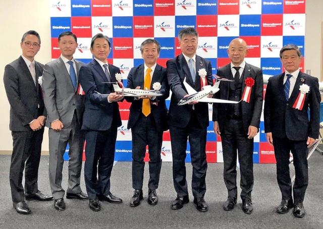 航空機整備の合弁会社を設立する新明和工業と丸紅の関係者ら＝愛知県常滑市、中部国際空港