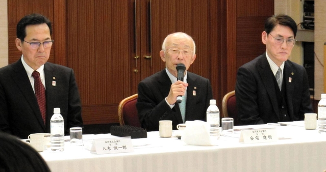 能登半島地震被災地の復旧状況について報告する安宅建樹・金沢商工会議所会頭（中央）＝神戸市中央区港島中町６、神戸ポートピアホテル