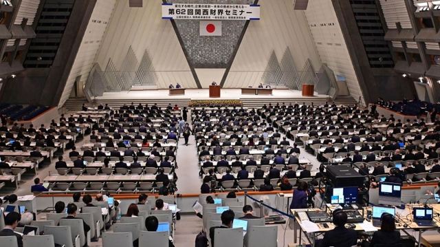 松本正義関西経済連合会会長の問題提起で開幕する関西財界セミナー＝８日午前、京都市左京区岩倉大鷺町、京都国際会館（撮影・中西幸大）