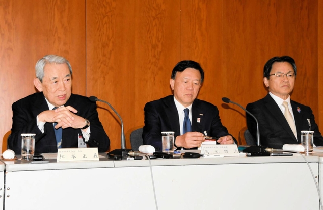 セミナーを終え、会見する（左から）関経連の松本正義会長、関西経済同友会の角元敬治代表幹事と宮部義幸代表幹事＝京都市左京区、京都国際会館