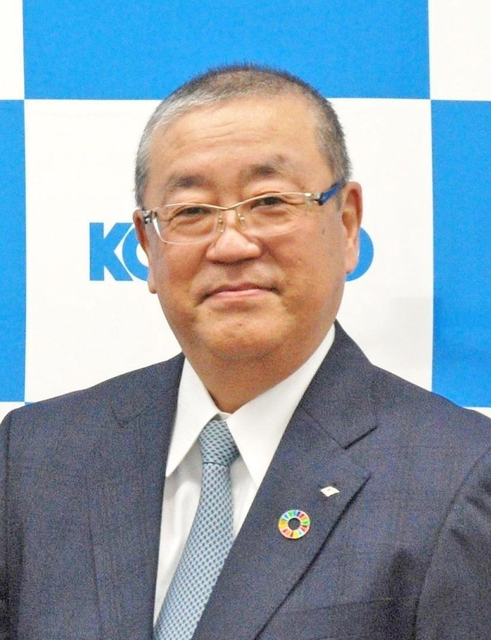 ４月１日付で神戸製鋼所の社長に就任する代表取締役副社長執行役員の勝川四志彦氏（右）と、現社長の山口貢氏＝９日午後、東京都品川区の同社東京本社（同社提供）