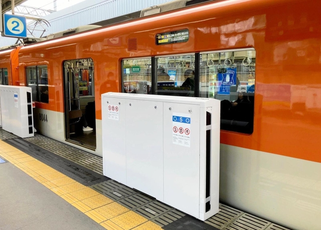 17日から利用が始まる阪神尼崎駅２番線のホームドア（阪神電気鉄道提供）
