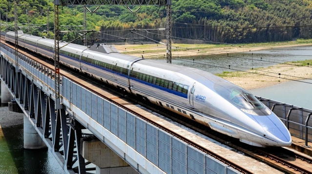 ２０２６年度末までに６編成中４編成が廃車になる山陽新幹線の５００系（ＪＲ西日本提供）