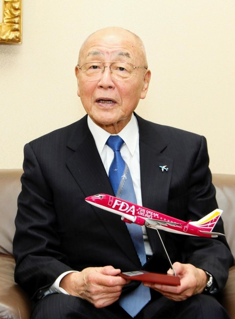 神戸空港での戦略を語るフジドリームエアラインズの鈴木与平会長＝静岡市清水区、鈴与本社