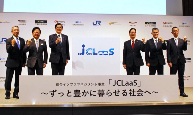 ６社連携のインフラ支援事業を発表したＪＲ西日本の長谷川一明社長（左から３人目）ら＝東京都千代田区、東京商工会議所