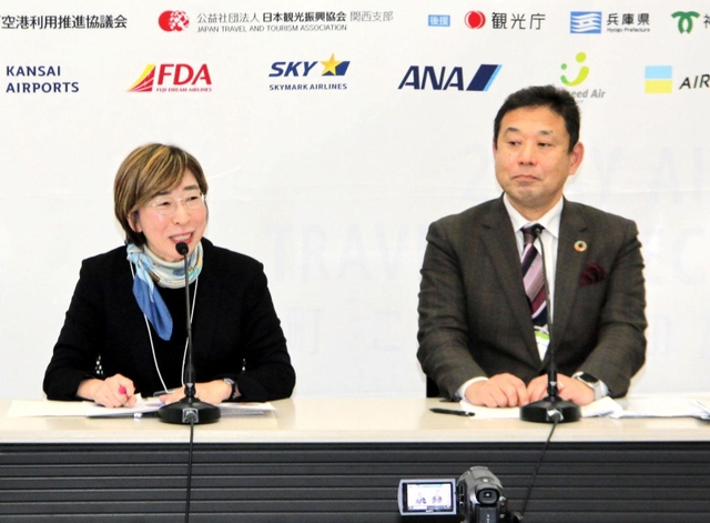 サミットのパネル討議で観光施策を語る神戸観光局の中西理香子専務理事（左）と長野県観光機構パブリック事業部の岩本文成さん＝神戸空港