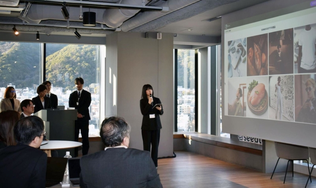 昨年10月の入社後に試作した通販サイトを発表するシードテックの社員＝神戸市中央区加納町４、アンカー神戸