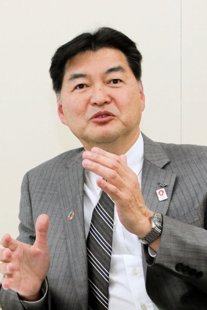 インタビューに応じる阪神電気鉄道の久須勇介社長＝大阪市福島区、同社本社