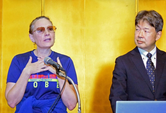 講演するリアルワークスジャパンのエイミー・アリソン社長（左）と土田哲副社長＝神戸市中央区港島中町６、神戸ポートピアホテル
