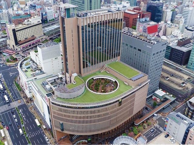 現在の神戸国際会館。２０１５年には屋上庭園をリニューアルして「そらガーデン」を整備した＝２０１６年、神戸市中央区御幸通８（同会館提供）