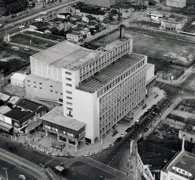 １９５６（昭和31）年に完成、オープンした当時の神戸国際会館（同会館提供）