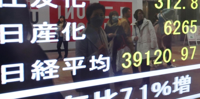 約３４年ぶりに史上最高値を付けた日経平均株価の終値を示す証券会社のモニター＝２２日午後、神戸市中央区（撮影・大森　武）