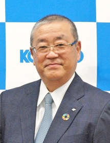 ４月１日付で神戸製鋼所の社長に就任する代表取締役副社長執行役員の勝川四志彦氏（右）と、現社長の山口貢氏＝９日午後、東京都品川区の同社東京本社（同社提供）