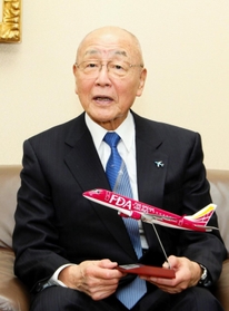 神戸空港での戦略を語るフジドリームエアラインズの鈴木与平会長＝静岡市清水区、鈴与本社