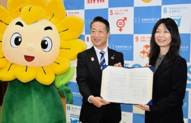 協定書を手にする兵庫県弁護士会の柴田眞里会長（右）と三井住友信託銀行の山口信明副社長＝神戸市中央区橘通１