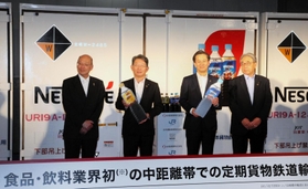 中距離での鉄道輸送を始めたネスレ日本の深谷龍彦社長兼ＣＥＯ（右から２人目）、ＪＲ貨物の犬飼新社長（同３人目）ら＝大阪市、ＪＲ貨物百済貨物ターミナル駅