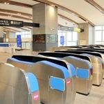 北陸新幹線敦賀駅に並ぶ１９通路の改札機。在来線特急との乗り継ぎ用に大量に設置された＝１日午前、福井県敦賀市