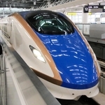 ＪＲ敦賀駅の新幹線ホームに入線する試乗会用車両「Ｗ７系」＝１日午前、福井県敦賀市