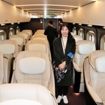 北陸新幹線の試乗会用車両「Ｗ７系」内のグランクラス＝１日午前、福井県内