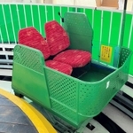 10日に営業を再開するカーレーター。シートに山陽電車の座席を採用するが、乗り心地の悪さは「健在」だという（須磨浦山上遊園提供）