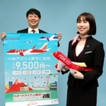 ポートライナーの片道無料キャンペーンをＰＲするフジドリームエアラインズの客室乗務員上原まりのさん（右）と瀬尾秀彰神戸営業支店長＝神戸新聞社