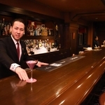 カクテルを考案した「レスタカード」バーテンダーの岡崎拳さん。正統派バーらしい雰囲気も魅力＝神戸ポートピアホテル