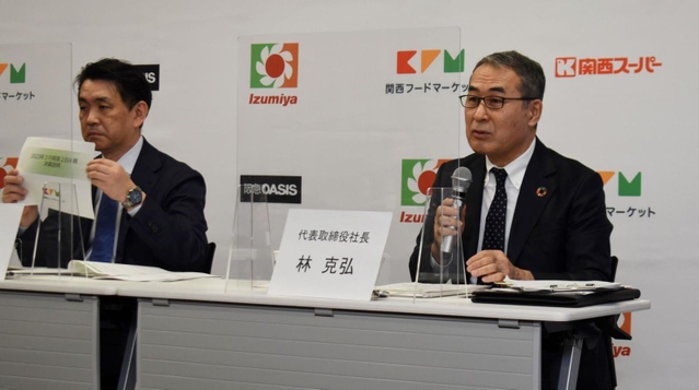 会見する関西フードマーケットの林克弘社長（右）＝大阪市内
