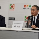 会見する関西フードマーケットの林克弘社長（右）＝大阪市内