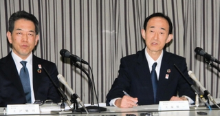 宝塚歌劇を中心としたステージ事業の業績について語る阪急阪神ホールディングス執行役員の大塚順一・阪急電鉄専務（右）＝14日午後、大阪市北区堂島浜２