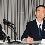 宝塚歌劇を中心としたステージ事業の業績について語る阪急阪神ホールディングス執行役員の大塚順一・阪急電鉄専務（右）＝14日午後、大阪市北区堂島浜２