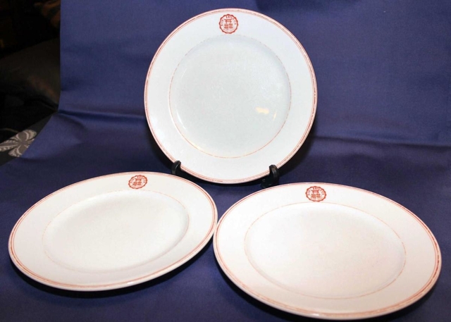 トアホテルの皿とロゴマーク