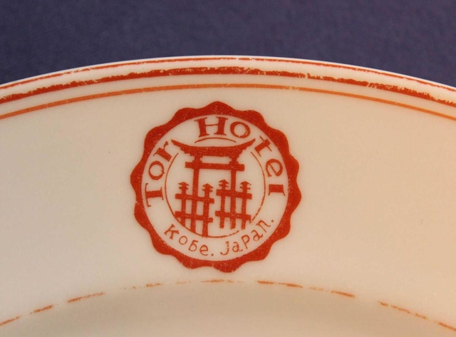 トアホテルの皿とロゴマーク
