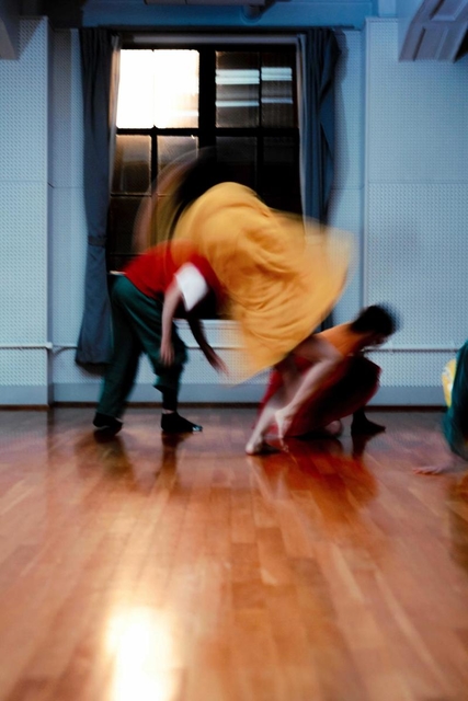 ファッションとダンスが融合した公演の練習風景（ＡｋａｒｉＴａｋａｈｉｒａさん撮影）