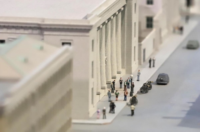 旧横浜正金銀行神戸支店前には、人の姿や人力車も。往時の風景がしのばれる＝神戸市立博物館（撮影・斎藤雅志）