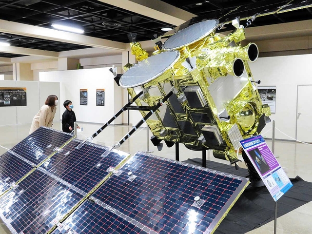 宇宙空間を旅する「はやぶさ２」の実物大模型＝神戸市中央区港島中町７