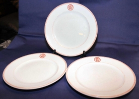 トアホテルの皿とロゴマーク