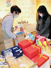 洋菓子や日用品、服飾雑貨が並ぶバザーの会場＝神戸市中央区東川崎町１