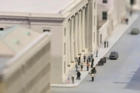 旧横浜正金銀行神戸支店前には、人の姿や人力車も。往時の風景がしのばれる＝神戸市立博物館（撮影・斎藤雅志）