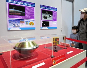 地球に落下したカプセルの模型＝神戸市中央区港島中町７